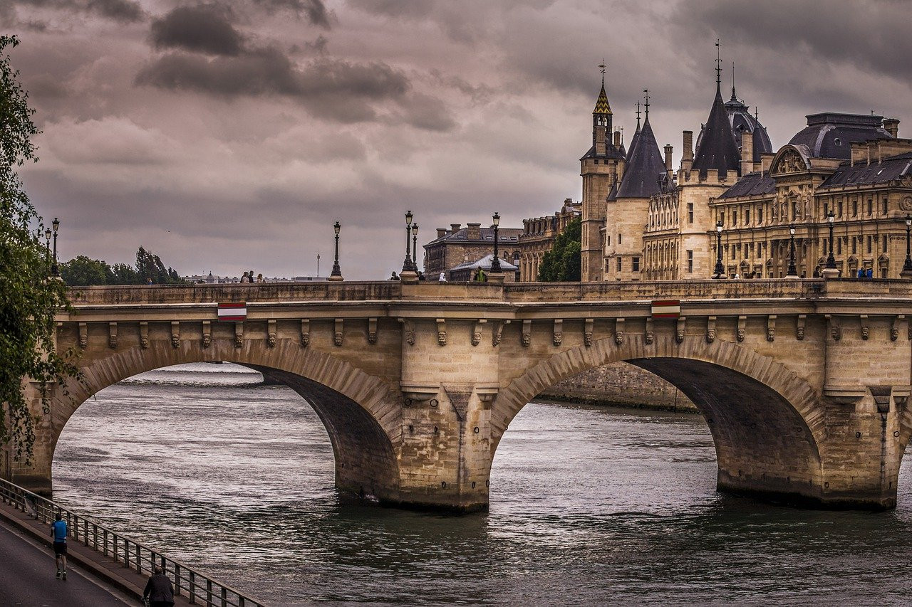 photographe demande en mariage paris Le Pont Neuf et les quais de Seine