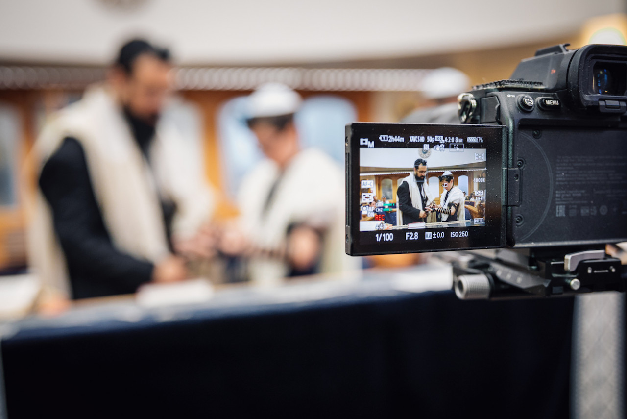 Pourquoi prendre un photographe et un cameraman pour la Bar Mitzvah de votre fils avec BENA PRODUCTION ?