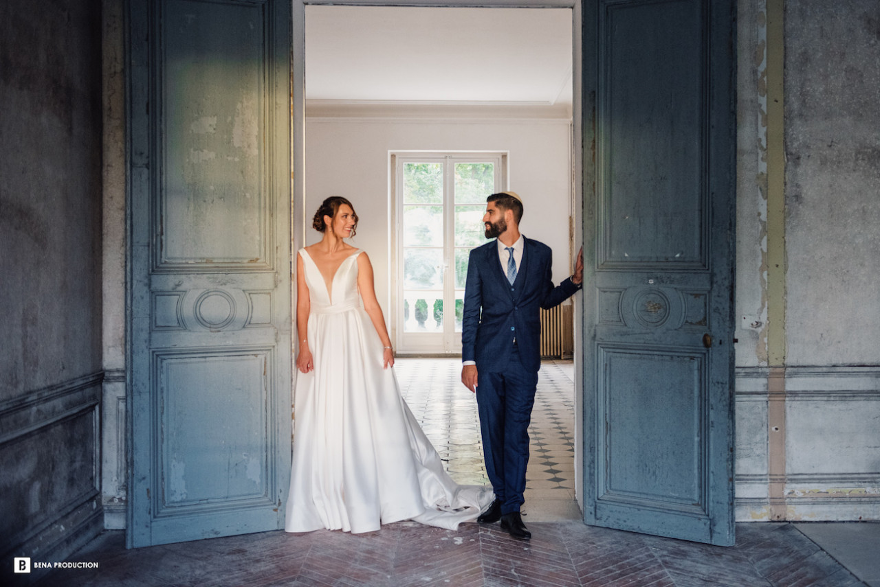 Photographies du mariage juif de Noémie et Benjamin sur 2 jours lors de la cérémonie civile à la mairie de Neuville-sur-Oise et la réception au Château du Bois Rocher à Jouy-en-Josas.