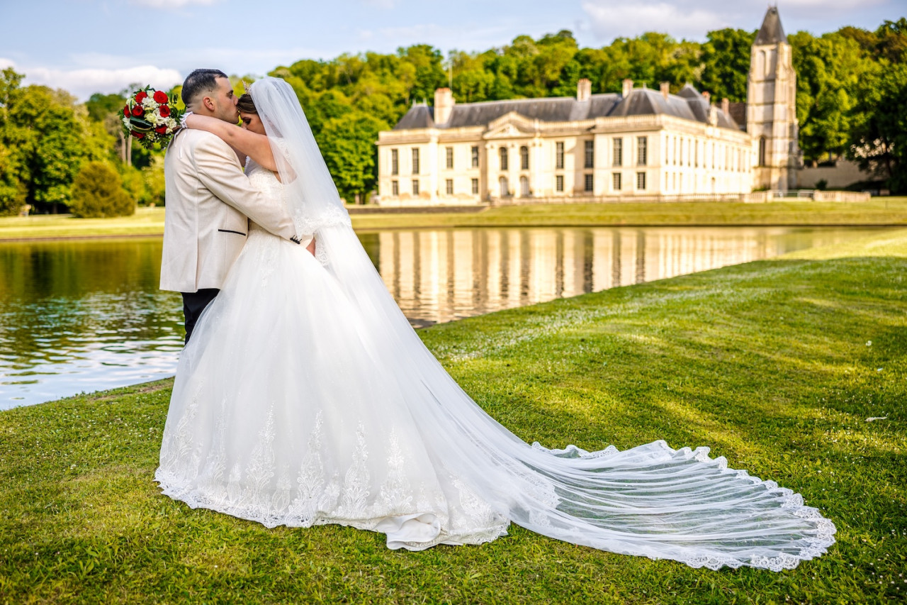 Le mariage éclatant en rouge et blanc de Mélissa et Kevin au Salon Du Bois d'Arthieul