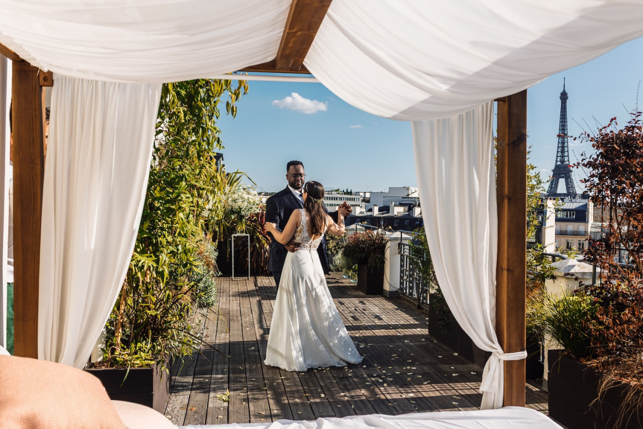 Maria et Abdoulaye : un mariage sublime avec vue sur la tour Eiffel à l’Hôtel Marignan 